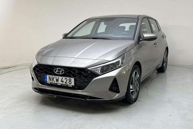 Grå Begagnad 2021 Hyundai i20 Advanced | 179 800 kr (Marknadspris) - Bild 1/4