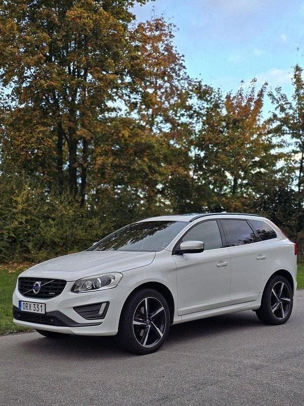 Vit Begagnad 2015 Volvo XC60 R-Design SUV | 250 000 kr - Bild 1/4