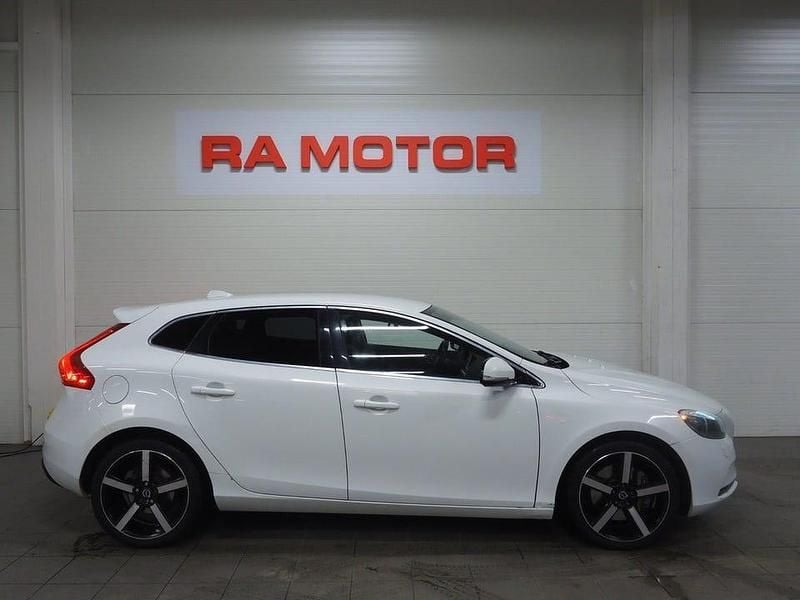 Begagnad Volvo V40 Summum 150 HK (110 kW) 2013 Vit Halvkombi