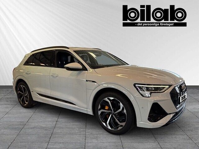 Vit Begagnad 2021 Audi e-tron Comfort SUV | 419 000 kr - Bild 1/4
