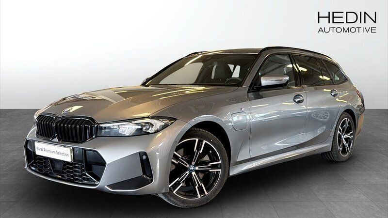 Grå (grey) Begagnad 2023 BMW 330e M Sport Kombi | 499 700 kr (Marknadspris) - Bild 1/4
