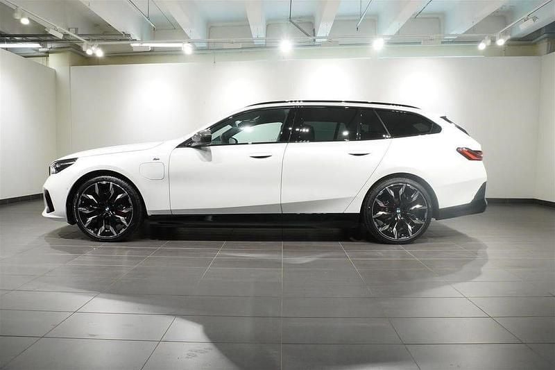 Begagnad BMW 550 M Sport 490 HK (360 kW) 2025 Mineralvit metallic Kombi