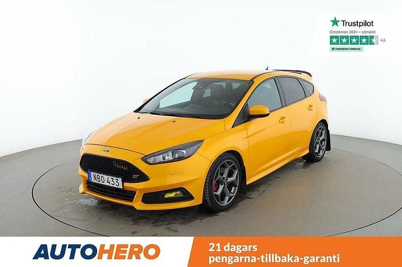 Gul Begagnad 2016 Ford Focus ST Halvkombi | 188 000 kr (Lite dyr) - Bild 1/4