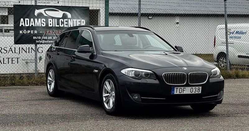 Grå Begagnad 2011 BMW 520 Kombi | 94 800 kr (Marknadspris) - Bild 1/4