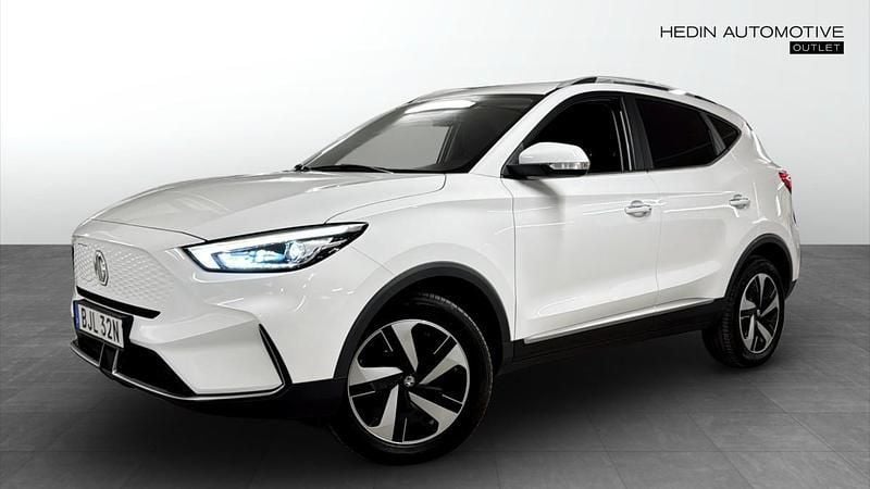 Vit (white) Begagnad 2022 MG ZS Comfort Sedan | 212 900 kr (Superpris) - Bild 1/4