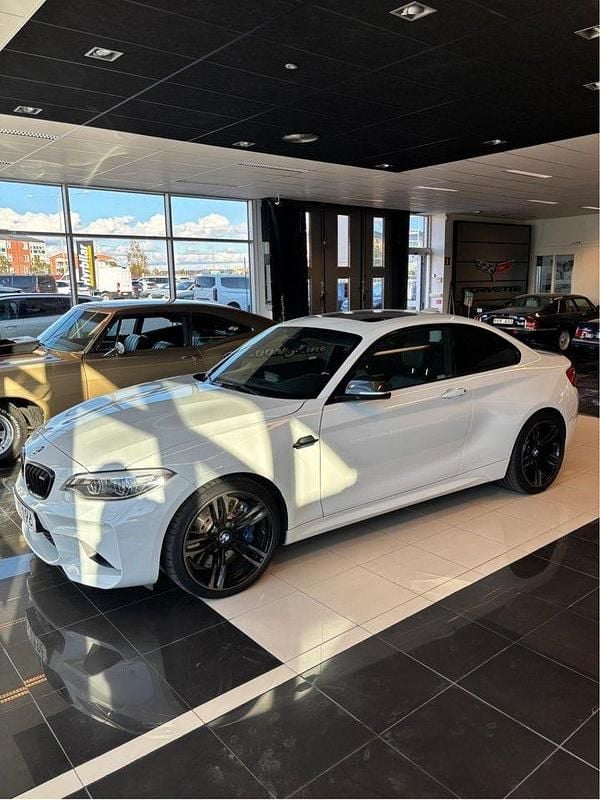 Vit Begagnad 2018 BMW M2 Sportkupé | 450 000 kr (Marknadspris) - Bild 1/4