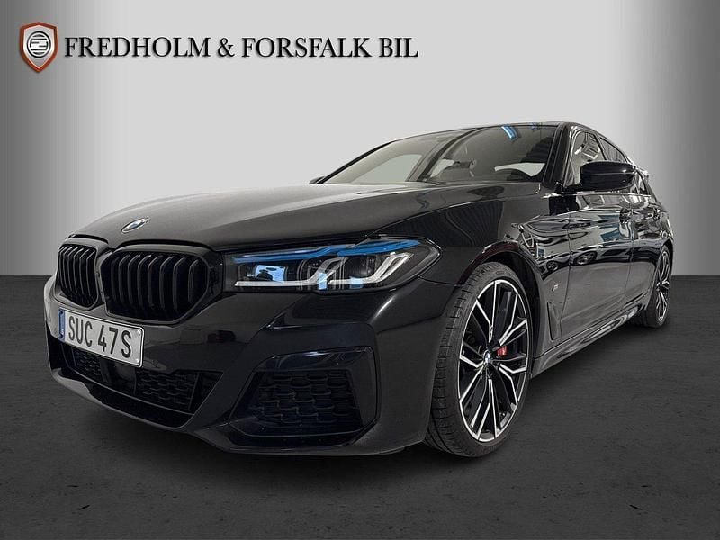 Svart Begagnad 2022 BMW M550 M Sport Sedan | 799 900 kr - Bild 1/4