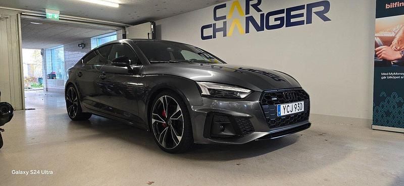 Grå Begagnad 2022 Audi A5 Sportback Competition Halvkombi | 419 900 kr (Dyr) - Bild 1/4