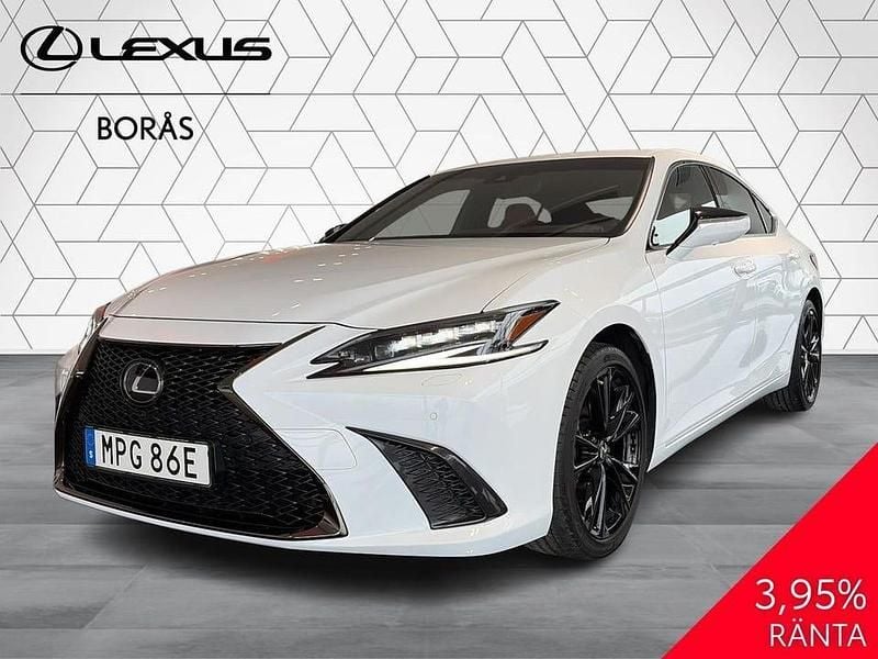 Begagnad Lexus ES300H Sport Line 220 HK (161 kW) 2023 Vit Sedan