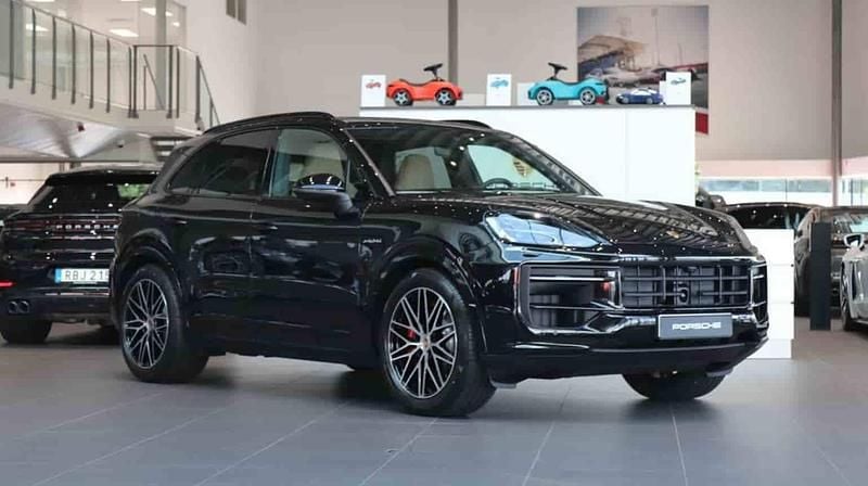 Svart Ny 2026 Porsche Cayenne S E-Hybrid SUV | 1 447 200 kr - Bild 1/1