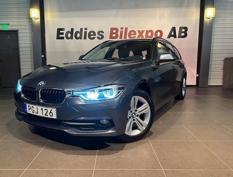 Grå metallic Begagnad 2017 BMW 318 Sport Line Kombi | 159 900 kr (Marknadspris) - Bild 1/4