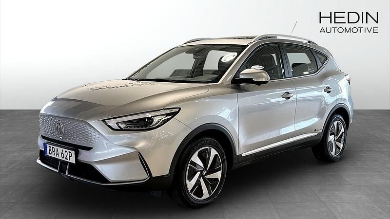 Grå (silver) Begagnad 2023 MG ZS Luxury Sedan | 264 900 kr (Bra pris) - Bild 1/4