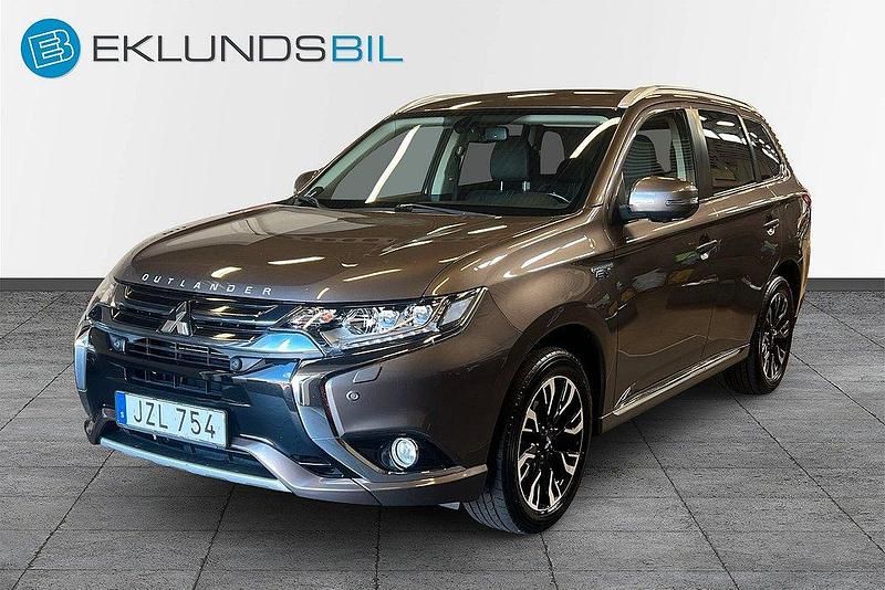 Brun Begagnad 2015 Mitsubishi Outlander P-HEV SUV | 199 900 kr (Lite dyr) - Bild 1/4