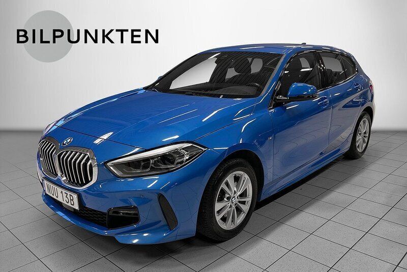 Blå Begagnad 2021 BMW 118 M Sport Halvkombi | 249 900 kr (Marknadspris) - Bild 1/4