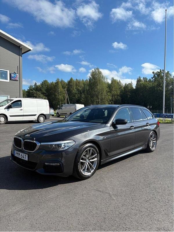 Grå Begagnad 2018 BMW 520 M Sport Kombi | 199 000 kr (Marknadspris) - Bild 1/4