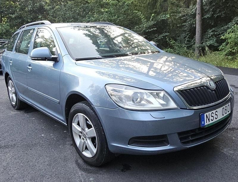 Grå Begagnad 2011 Skoda Octavia Ambiente Kombi | 35 000 kr (Bra pris) - Bild 1/4