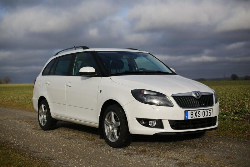 Vit Begagnad 2014 Skoda Fabia Ambiente Kombi | 85 000 kr (Marknadspris) - Bild 1/4
