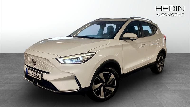 Vit (white) Begagnad 2022 MG ZS Luxury Halvkombi | 244 900 kr (Marknadspris) - Bild 1/4