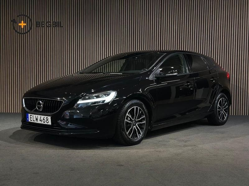 Svart Begagnad 2017 Volvo V40 Momentum Kombi | 124 900 kr (Marknadspris) - Bild 1/4