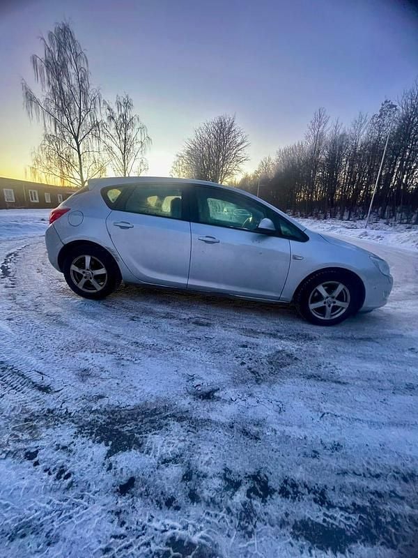 Begagnad Opel Astra 115 HK (84 kW) 2010