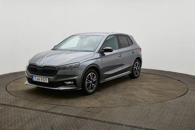 Grå Begagnad 2024 Skoda Fabia Monte Carlo Halvkombi | 214 900 kr (Marknadspris) - Bild 1/4