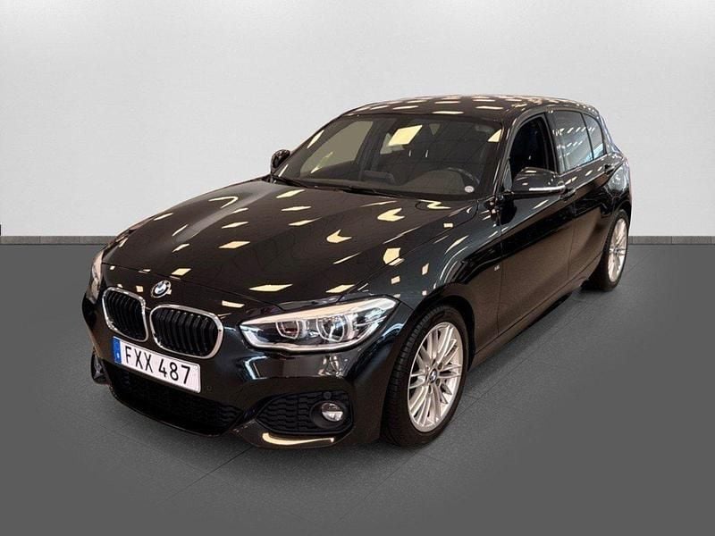 Svart Begagnad 2018 BMW 118 M Sport Halvkombi | 194 900 kr (Marknadspris) - Bild 1/4