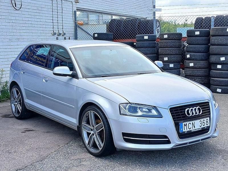 Silver Begagnad 2011 Audi A3 Sportback Attraction Halvkombi | 67 800 kr (Marknadspris) - Bild 1/4