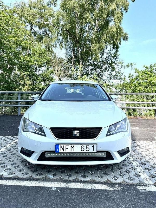 Vit Begagnad 2013 Seat Leon Halvkombi | 60 000 kr (Marknadspris) - Bild 1/4