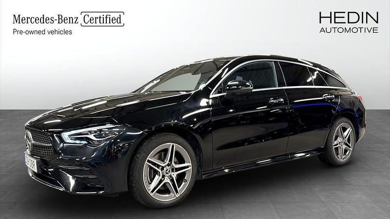 Svart Begagnad 2024 Mercedes CLA250 Shooting Brake AMG Kombi | 389 900 kr (Lite dyr) - Bild 1/4
