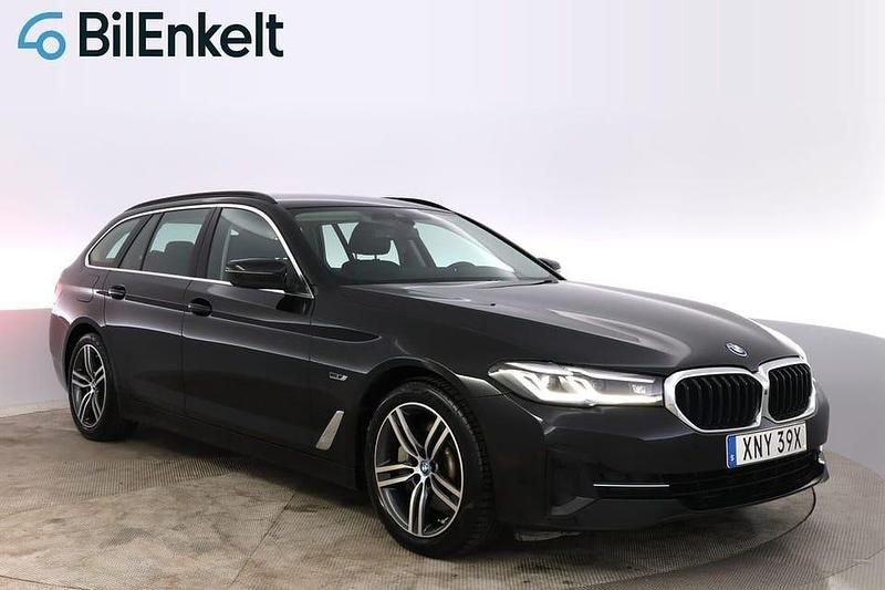 Svart Begagnad 2022 BMW 530 Sport Line Kombi | 374 900 kr - Bild 1/4