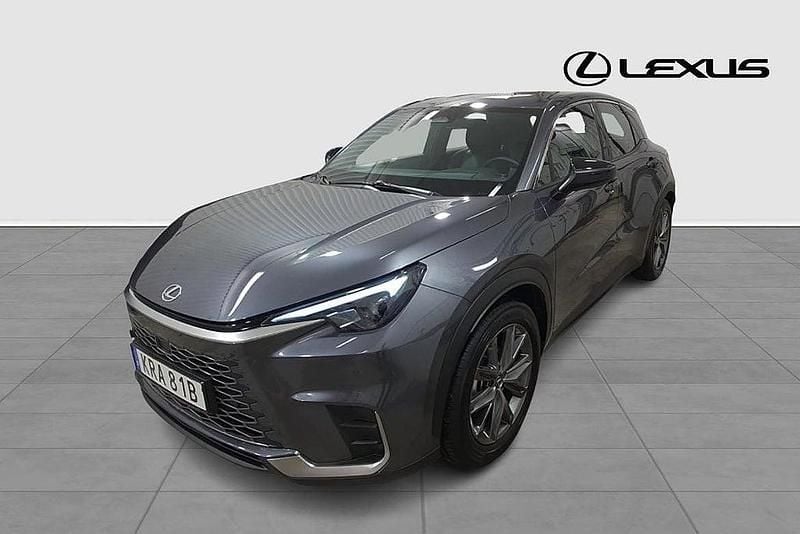 Grå Begagnad 2024 Lexus LBX SUV | 359 900 kr (Marknadspris) - Bild 1/4