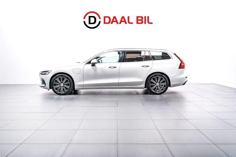 Vit Begagnad 2021 Volvo V60 Inscription Kombi | 334 700 kr (Marknadspris) - Bild 1/4