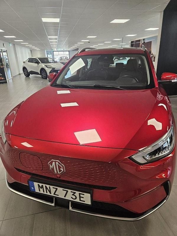 Röd Begagnad 2022 MG ZS Luxury Sedan | 270 000 kr (Marknadspris) - Bild 1/4