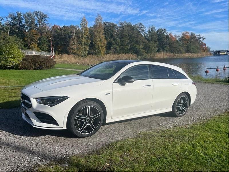 Vit Begagnad 2021 Mercedes CLA250e Shooting Brake AMG Kombi | 309 000 kr (Marknadspris) - Bild 1/4