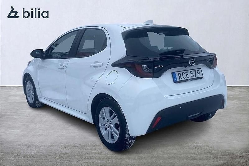 Begagnad Toyota Yaris Hybrid Active 92 HK (67 kW) 2023 Vit Halvkombi