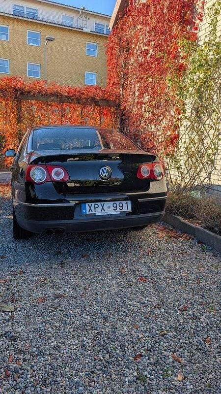 Svart Begagnad 2006 VW Passat Sportline Sedan | 23 000 kr (Dyr) - Bild 1/4