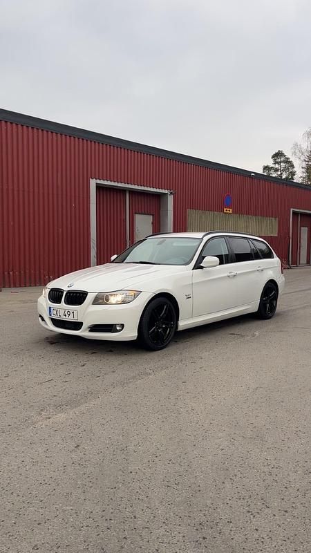Begagnad 2012 BMW 320 Kombi | 104 000 kr (Marknadspris) - Bild 1/4