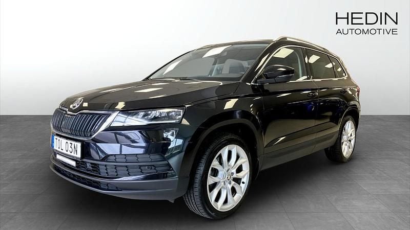 Svart (black) Begagnad 2021 Skoda Karoq Style SUV | 289 900 kr (Lite dyr) - Bild 1/4