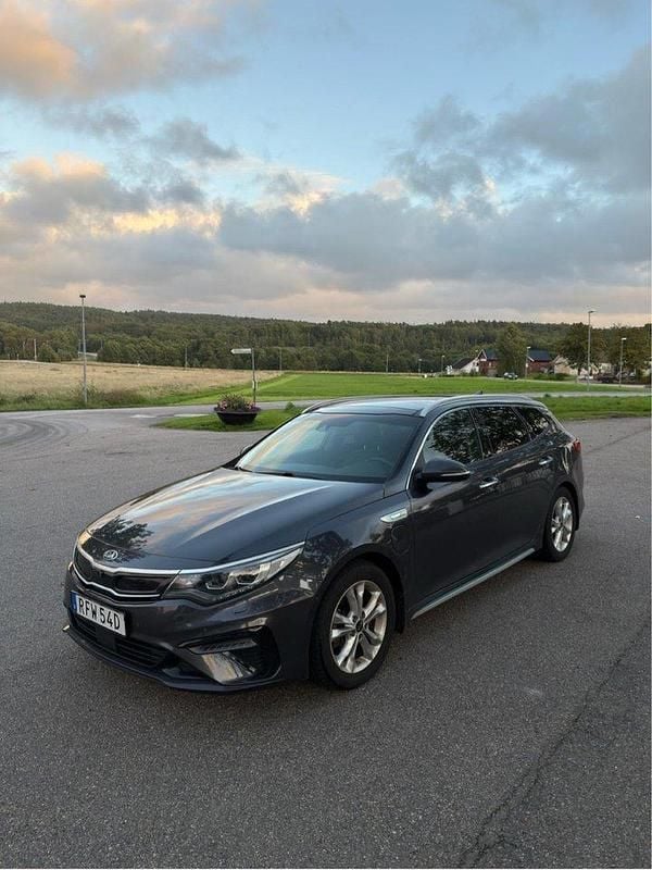 Grå Begagnad 2020 Kia Optima Hybrid 2 Sedan | 210 000 kr (Marknadspris) - Bild 1/4