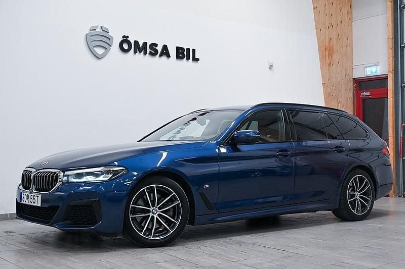 Blå Begagnad 2021 BMW 520 M Sport Kombi | 299 800 kr (Bra pris) - Bild 1/4