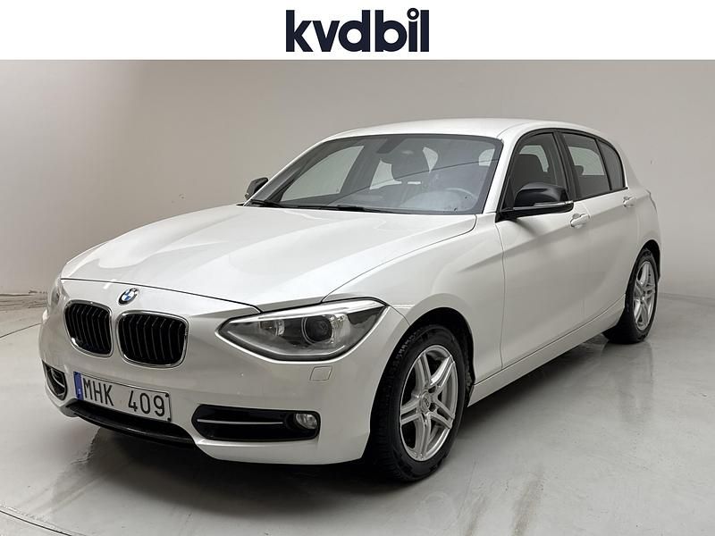 Vit Begagnad 2012 BMW 118 Sport Line Halvkombi | 90 000 kr (Dyr) - Bild 1/3