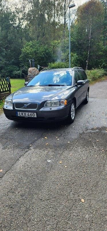 Grå Begagnad 2007 Volvo V70 Kinetic Kombi | 17 000 kr (Superpris) - Bild 1/4