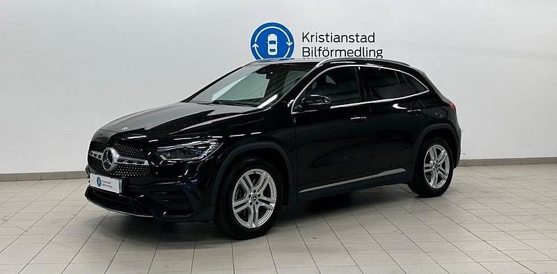 Kosmossvart metallic Begagnad 2022 Mercedes GLA250 AMG line SUV | 319 900 kr - Bild 1/4