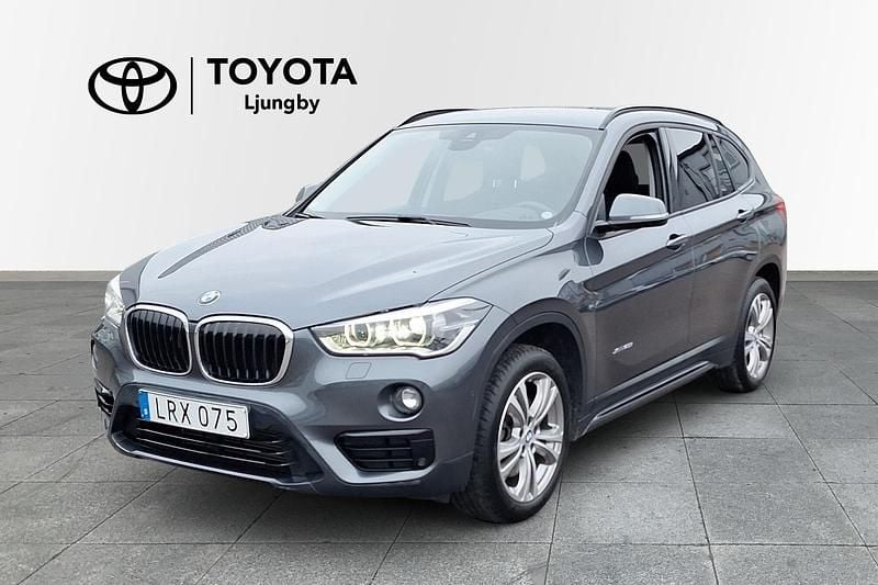 Grå Begagnad 2018 BMW X1 Sport Line SUV | 234 900 kr (Marknadspris) - Bild 1/4