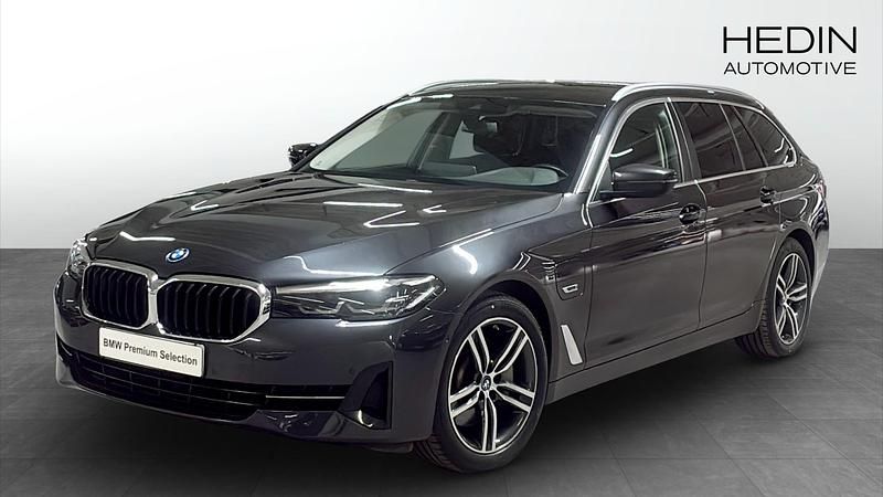Grå Begagnad 2022 BMW 530e Kombi | 354 700 kr (Marknadspris) - Bild 1/4