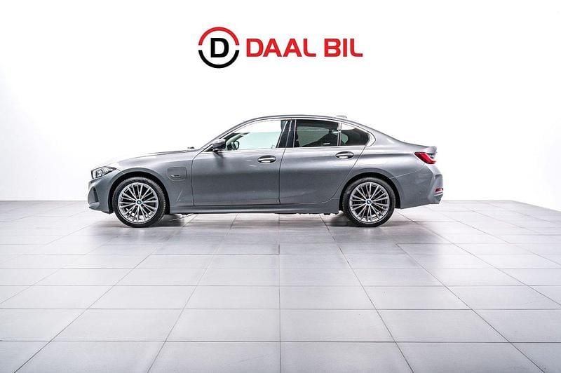 Grå Begagnad 2023 BMW 330e Sport Line Sedan | 369 700 kr (Marknadspris) - Bild 1/4