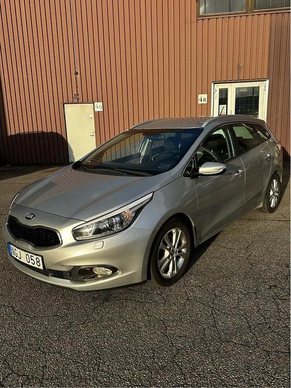 Grå Begagnad 2013 Kia Ceed Sportswagon Comfort Kombi | 48 000 kr (Marknadspris) - Bild 1/4