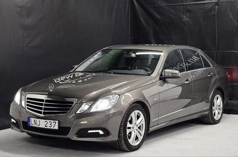 Grå Begagnad 2010 Mercedes E200 Avantgarde Sedan | 124 000 kr (Marknadspris) - Bild 1/4