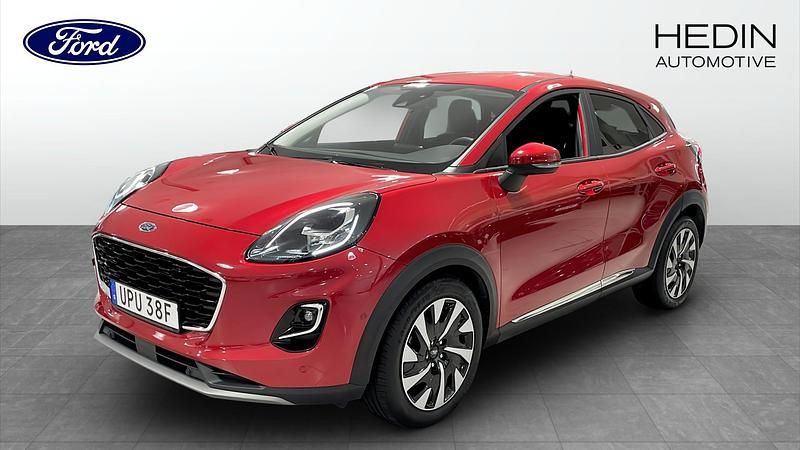 Röd (red) Begagnad 2022 Ford Puma Gen-E ST-Line SUV | 229 900 kr (Marknadspris) - Bild 1/4