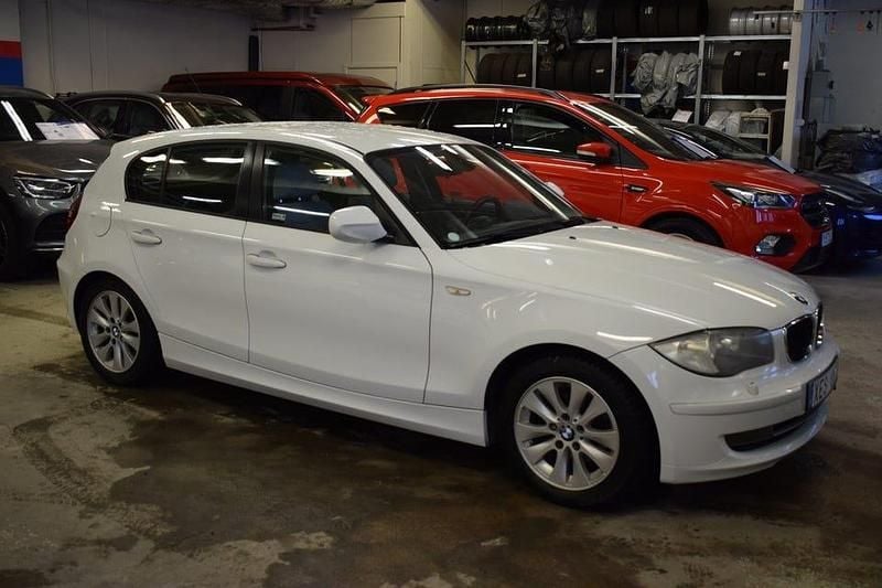 Begagnad BMW 116 Comfort Edition 122 HK (89 kW) 2011 Vit Halvkombi